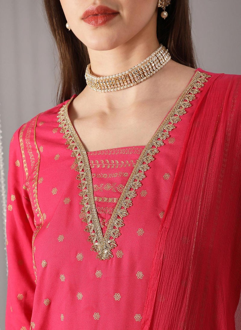 جلو باص طقم كورتا نسائي مطرز باللون الوردي بياقة على شكل حرف  وطبعة ذهبية مع شالار ودوباتا للمناسبات - Image 5